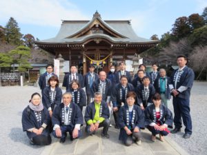 鈴木屋木材が施工した白鷺神社本殿での記念写真