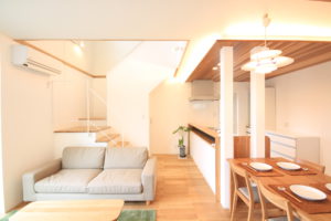 栃木県上三川の耐震住宅施工事例H邸のリビングと階段